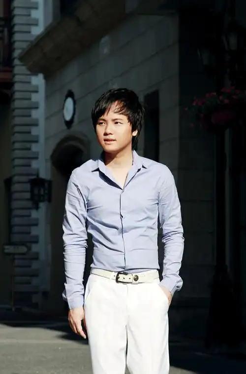 郑源[保存到相册]日前,由内地青年歌手郑源创建的"广东青联郑源基金"