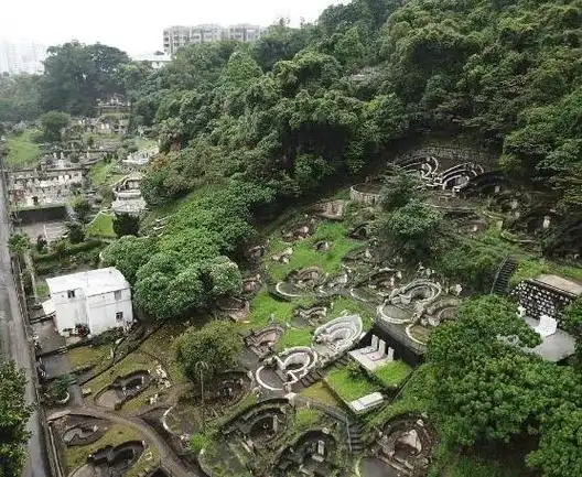 二房3姐妹为父料理后事!何超琼双眼红肿疲态尽显,拒谈葬礼细节