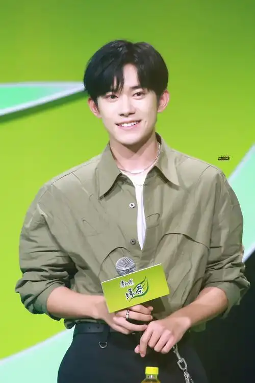 易烊千玺代言康师傅绿茶