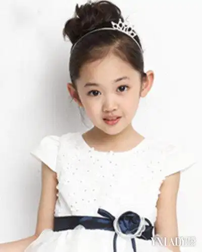 发型 流行发型 正文小女孩发型三:炎炎夏日里,妈妈们怎么给小公主们