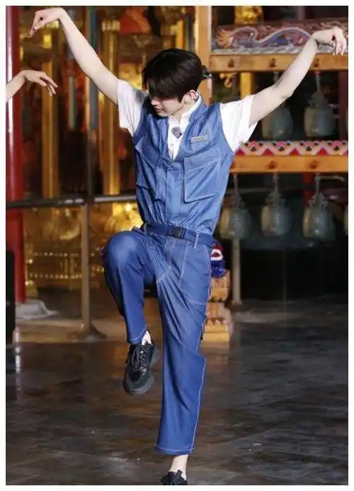 蔡徐坤脚上穿了一双黑色的鞋子,但鞋子的后跟像女鞋的坡跟鞋的感觉