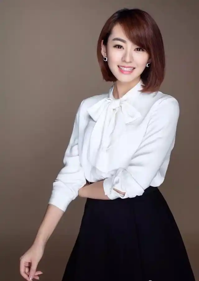 孙睿琦,身为上海第一财经电视的女主持人,穿衣搭配起来就是漂亮