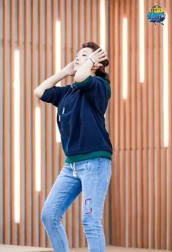 岁月沉淀的美人江珊一袭蓝色鱼尾裙高贵典雅美得无惧时光