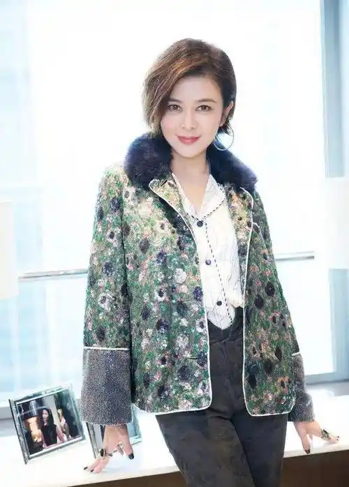 58岁关之琳穿妈妈装波波短发配印花外套超时髦气质不输当年
