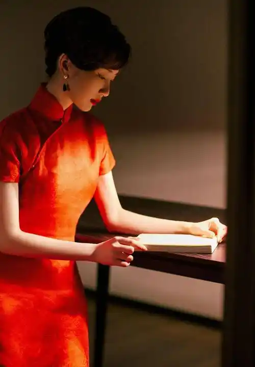 她打底修饰得恰到好处,五官分明,长发飘逸.