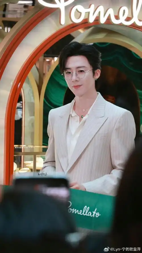 刘宇宁条纹西装##刘宇宁单侧耳钉