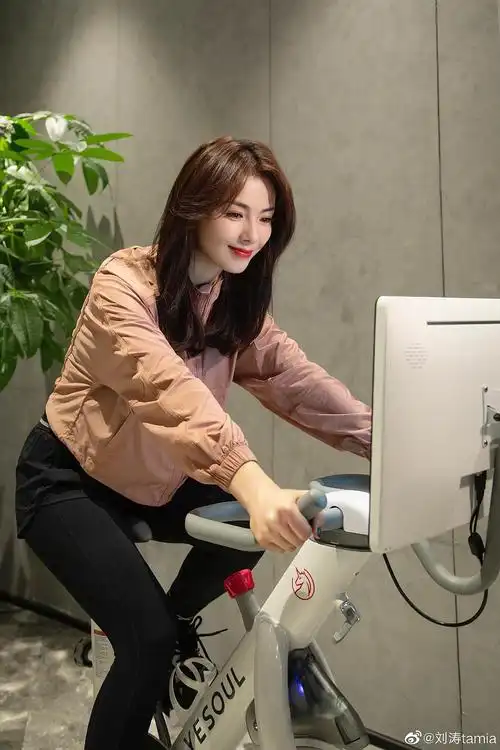 有人知道刘涛这身运动服是什么牌子吗