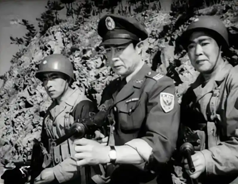 电影《侦察兵》中,他与王心刚饰演的郭锐形影不离,如今依然健在