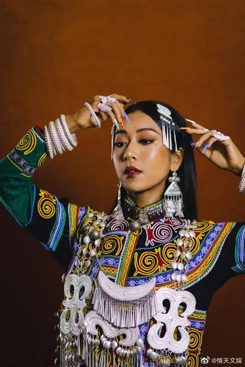 吉克隽逸彝族证件照