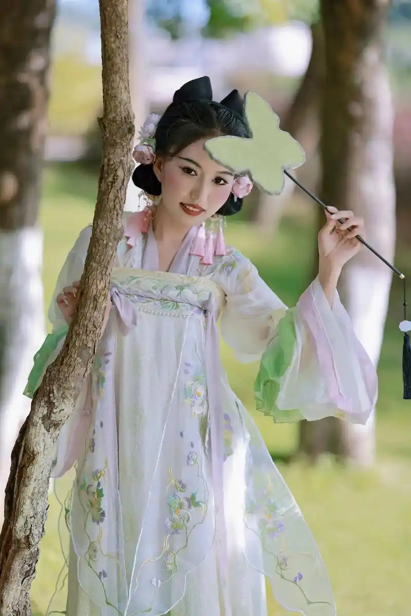 汉服小姐姐 #汉服 #写真 #古风摄影 #汉服少女  - 抖音