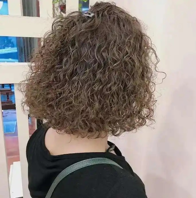 50岁女人,过年烫发就选这4种发型,洋气减龄显气质,好看好打理