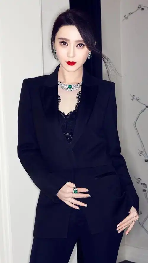 范冰冰在国外真是不消停,穿黑色西装配大星星耳环,酷似女战士