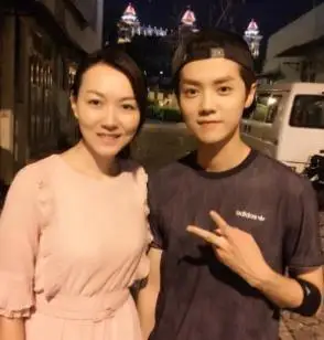 在网上了解到鹿晗妈妈是翁文凤,到是有关他妈妈家里是什么,也没有多少