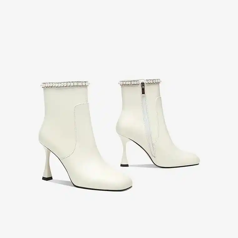 这双白色短靴真的太美了!穿上它,脚感超舒适,而且细跟设计让腿 - 抖音