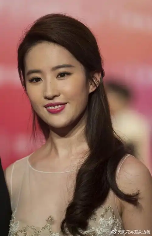 刘亦菲的长相美丽而不庸俗出尘之美的背后是努力