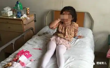 "妈妈在给6岁女儿洗澡时发现女儿胸部竟然"发育"了,而当她仔细搜寻