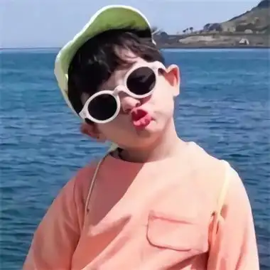 可爱萌娃一左一右嘟嘟嘴头像 人类幼崽小小只情侣头像图片