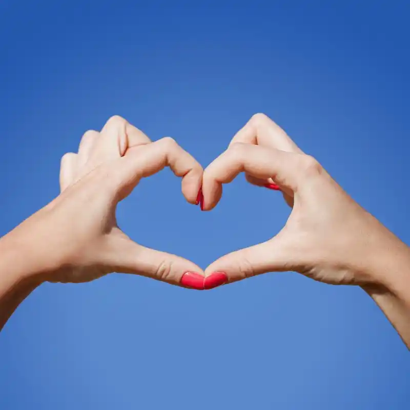 比心,许多人都会,但是,千年前的壁画上,竟然有比心的画面,确实令人