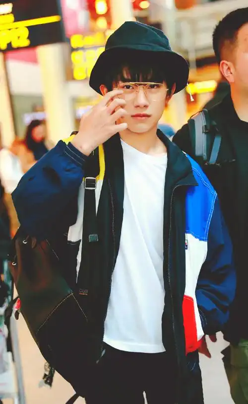 2017 /0515 /170515  哥本哈根飞北京  飞花  #易烊千玺电影小小滴乙