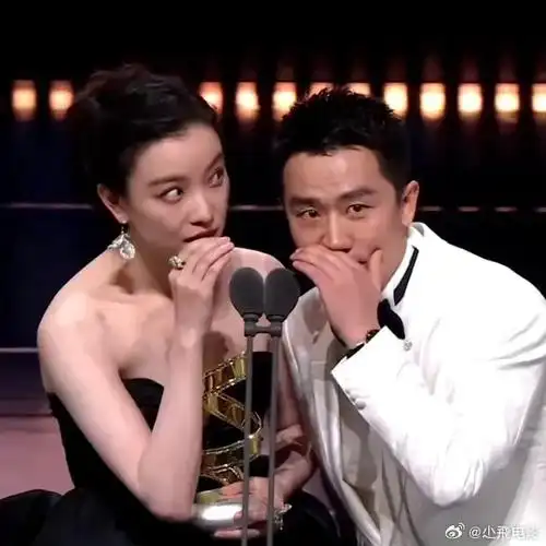 说人话吗?  微博夜,真尴尬!当听到,模仿猫猫对话的倪妮黄轩:?