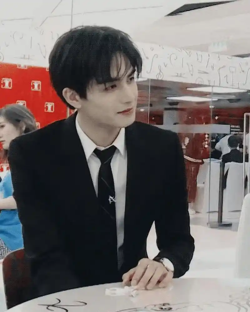 谁能抵挡得了又帅又高笑起来又好看的宋威龙呢