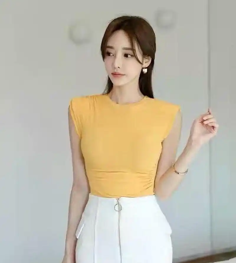 美女孙允珠:黄色上衣搭配白色包臀短裙秀美写真,尽显s型身材