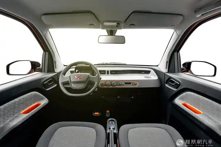 五菱宏光mini电动车内饰实车照 简约风来袭