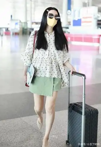 范冰冰素人穿搭走机场,穿碎花衬衫配半身裙,戴口罩难掩巨星气质