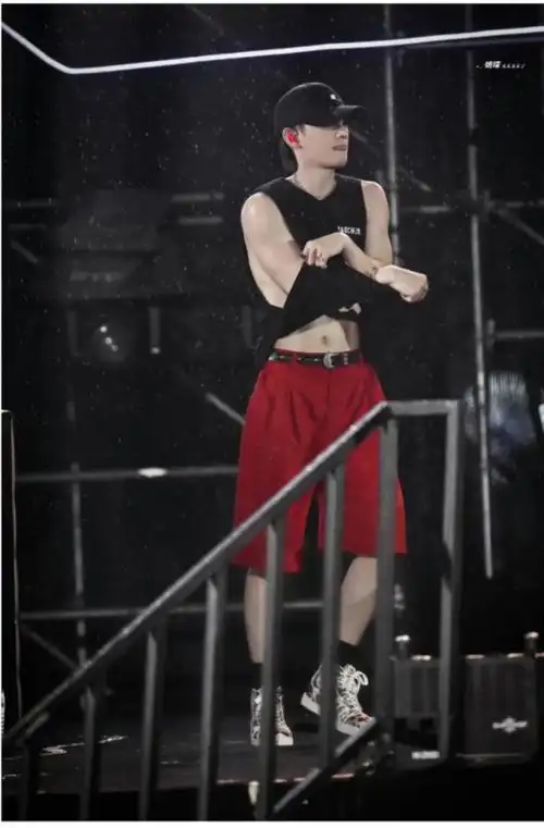 姚琛惊喜腹肌嘻嘻