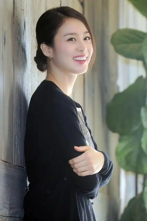 一个那温柔而成熟美丽的微笑女子