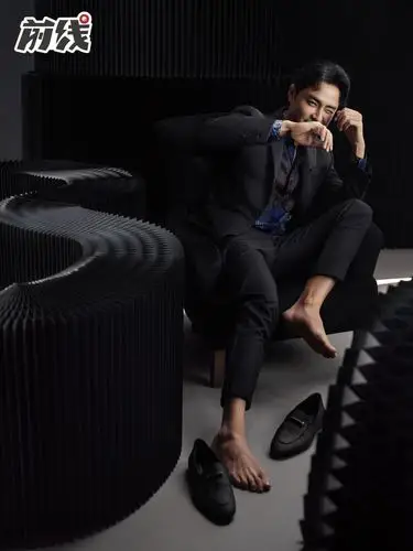 前线明道戛纳赤脚上阵拍大片