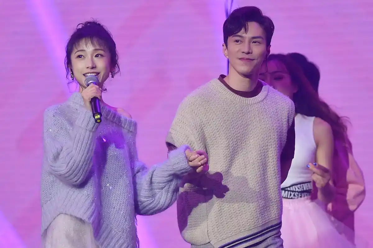 明玉海兰察,胡先煦李兰迪同场唱情歌,两对小清新掌心紧贴甜齁了