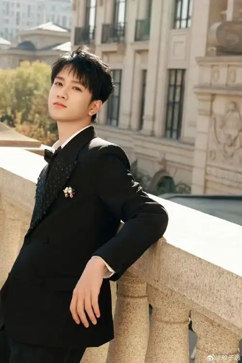 敖子逸亮相微博竞燃之夜#黑西装搭黑领结,简约有质感,今天是满满赡觋