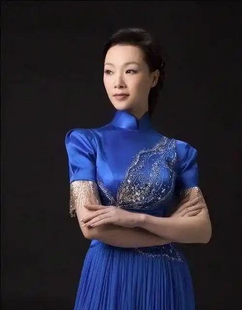 歌唱家吕薇:男友癌症离世,感情生活有遗憾,51岁婚姻状况成迷?