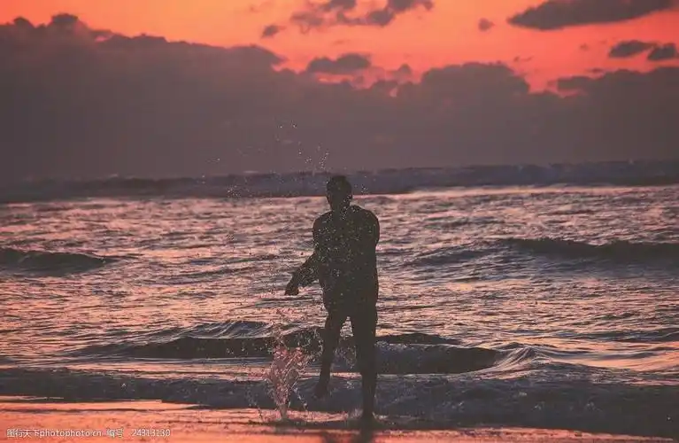 夕阳下海边人的背影