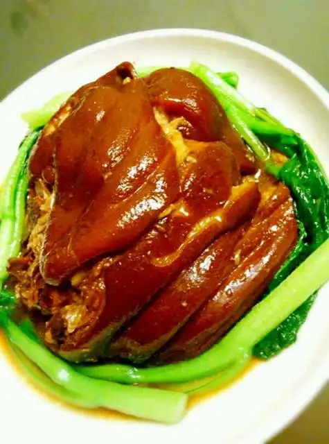 火腿炖肘子材料猪肘子600g火腿适量香菇5朵冬笋300g葱40g姜20g清汤500