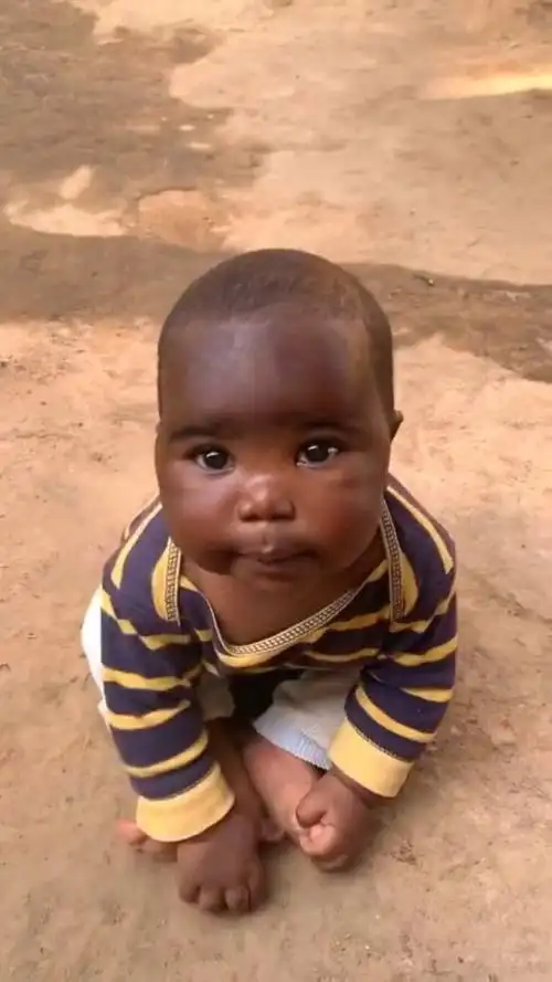 这个小黑孩太魔性了,脸和脚有明显的差异,这是染色了吗?