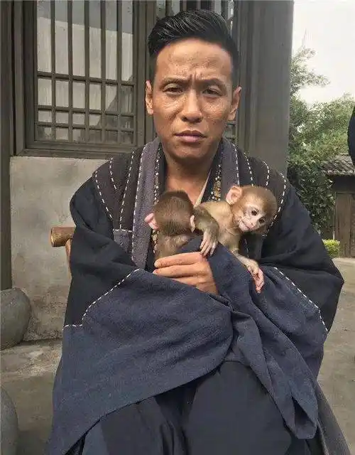 宋小宝和猴子合影自嘲长得像遭调侃:猴比你帅比你白