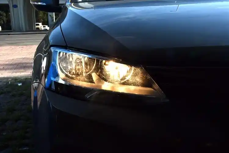 长春新速腾车灯升级高配原装双光透镜氙气灯改装案例