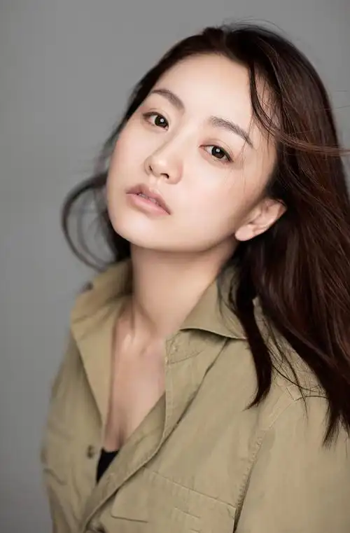 演员杨蓉秋日写真高清图片