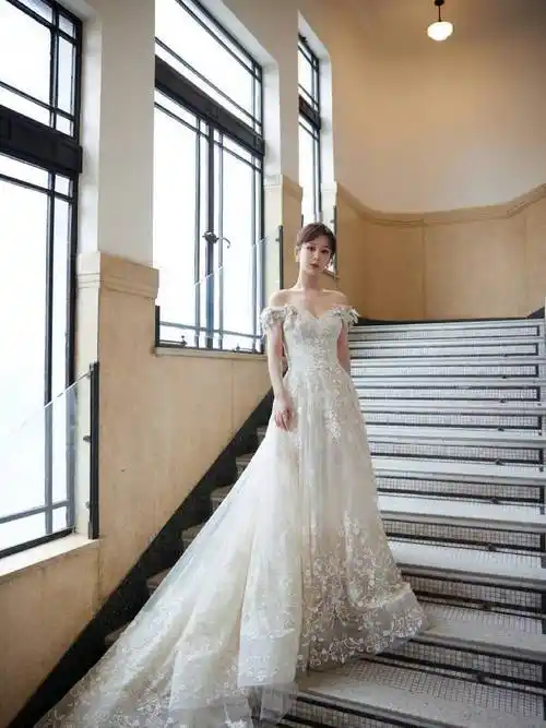 女星造型大比拼:baby好女王,杨紫肩颈线优越,倪妮风情万种_王鸥_身材