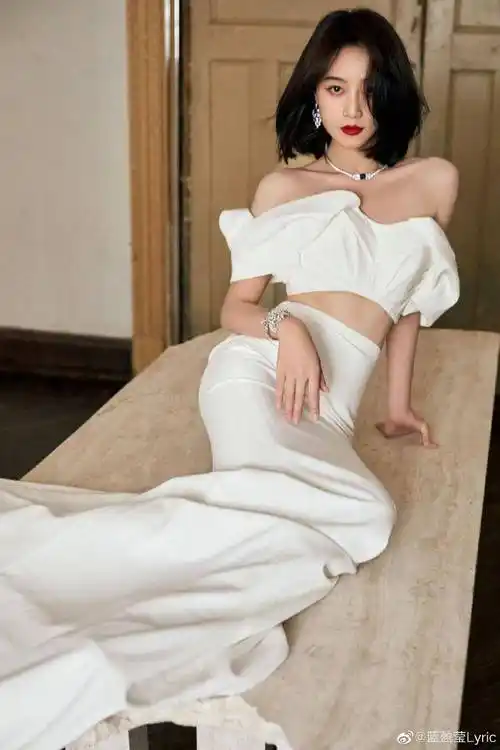 蓝盈莹穿白色露腰长裙,大秀自己的香肩和小蛮腰,曼妙曲线尽显无遗 –