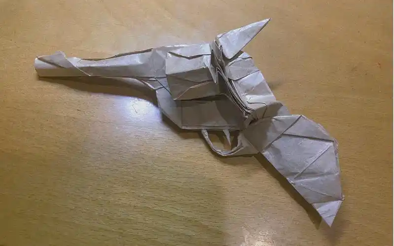 一张纸折森末圭左轮手枪