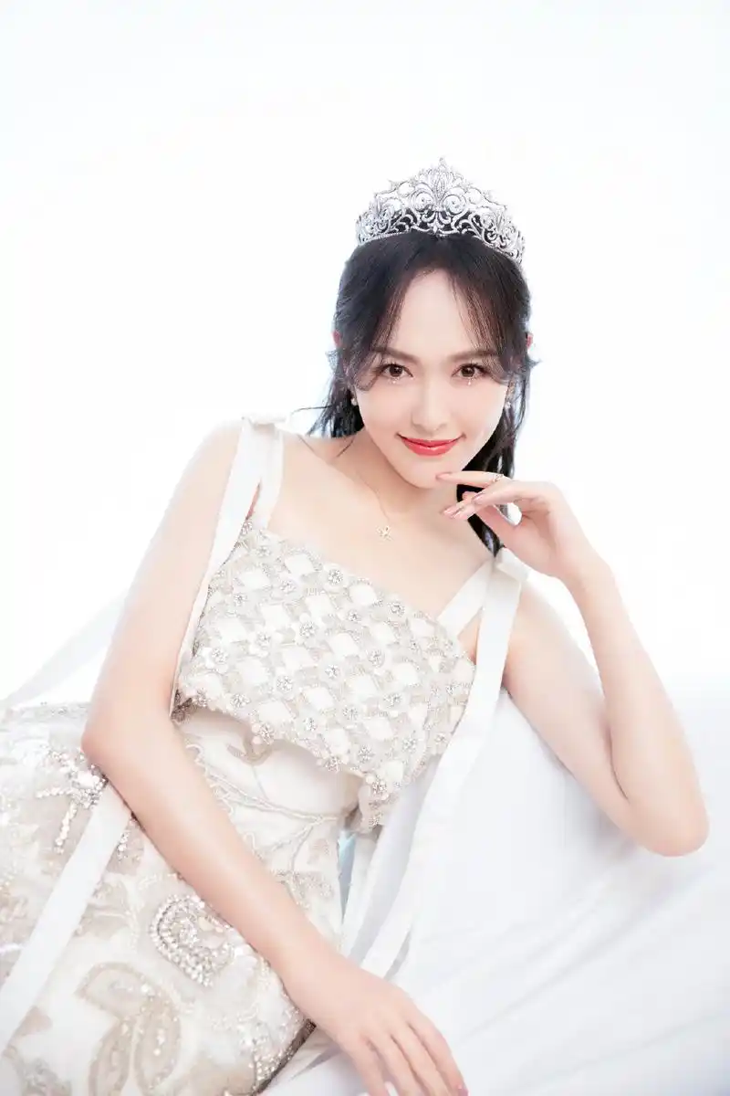 头戴皇冠的唐嫣,是美美的公主了