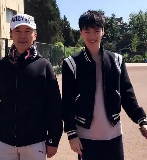 他是"军旅一哥",与发妻结婚33年零绯闻,儿子有才颜值高是歌手