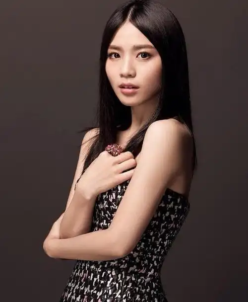 她选择了结婚生子,她是超女中最早结婚生子的人,错开高峰期或许也是一