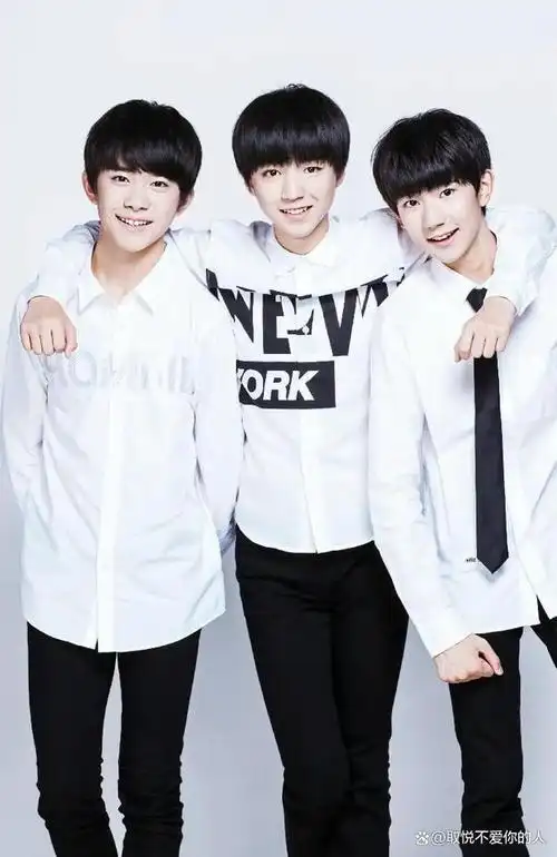 tfboys演唱会现场,三人父母坐在一起,看儿子演唱会画面温馨