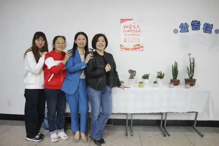 叶高美 刘妹军邱冬娇 叶爱芬缙云县七里小学从左到右:数学老师 赵海霞