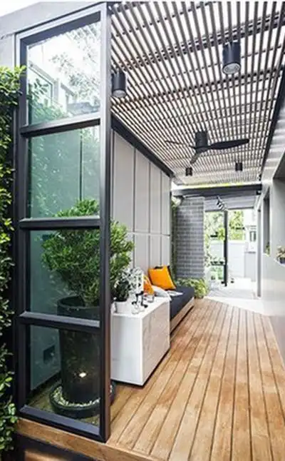 都是一楼邻居家阳台当院子用,抬高地面铺甲板,多个休闲区真眼红