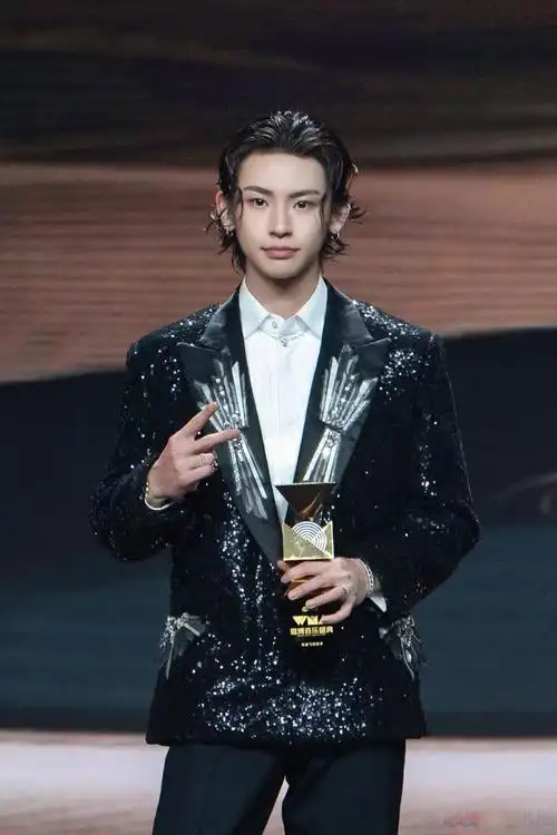 王琳凯小鬼晒小时候的校服照勇敢追求梦想大步向前